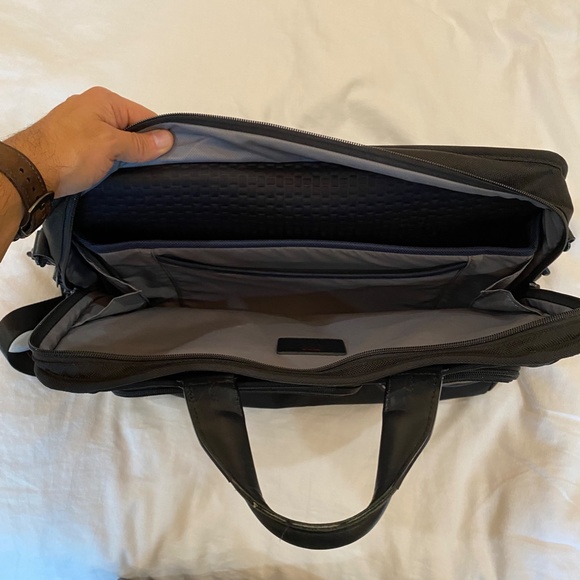 TUMI - Alpha 2 Compact Large Screen Laptop Brief Briefcase - 17 Inch Computer Ba - Picture 3 of 5